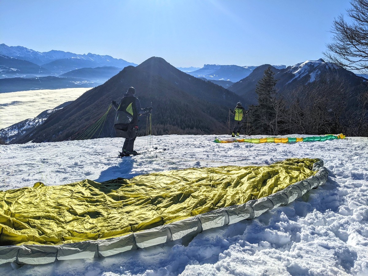 décoller à ski parapente prêt à glisser